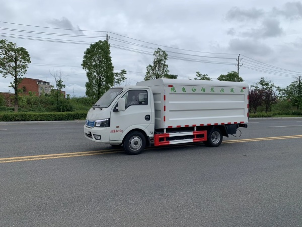 陜汽德龍40噸多功能灑水車(chē)：打造城市環(huán)境衛(wèi)生的利器
